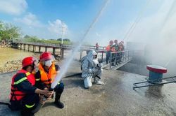 Nhiều phương tiện hiện đại diễn tập chữa cháy tàu chở xăng dầu