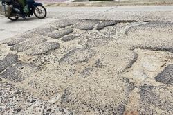Xe chở cát quần thảo ngày đêm, đường tỉnh lộ tại Bình Định nát bươm