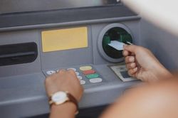 Cách rút tiền ở cây ATM không bị nuốt thẻ