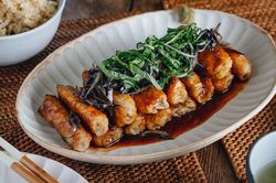 Thịt cuộn cà tím sốt gừng ngon miệng phòng cảm cúm