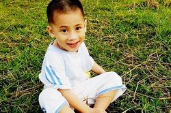 Tìm kiếm bé trai 4 tuổi bị mất tích khi chơi trước cổng nhà