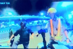 TPHCM: Vi phạm nồng độ cồn, người đàn ông 'đập' xe rồi bỏ đi