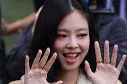 Jennie (BlackPink) sau khi xem Lisa nhảy thoát y