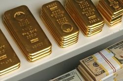 Giá vàng trụ vững trên đỉnh cao, USD tăng mạnh