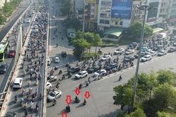 Hình ảnh trái ngược nhau ở nút giao thông Ngã Tư Sở