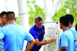 Tuyển Việt Nam: Chờ 'phép thuật' của HLV Philippe Troussier