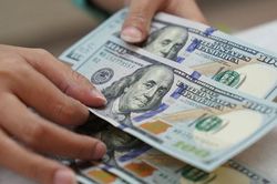 Bản tin tài chính sáng 4/10/2023: Giá vàng và dầu giảm, USD đi lên