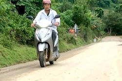 Bạt mái ta luy dương làm đường tạm trên Quốc lộ 48
