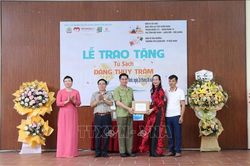 Trao 'Tủ sách Đặng Thùy Trâm' tặng người dân vùng khó khăn