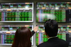 Nhà đầu tư bình tâm trở lại, VN Index bật tăng hơn 10 điểm