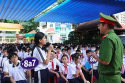 Công an Bình Dương tuyên truyền PCCC, hướng dẫn kỹ năng thoát nạn cho hàng ngàn học sinh