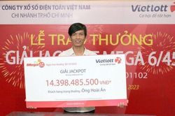 Một người trúng Vietlott hơn 14 tỷ không đeo mặt nạ khi nhận giải