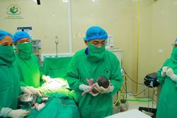 Khó giữ song thai, ca mổ cứu em bé chào đời tuần thứ 33