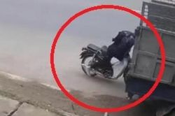 Thanh niên mải mê xem điện thoại khi chạy xe máy, tông thẳng vào đuôi ôtô
