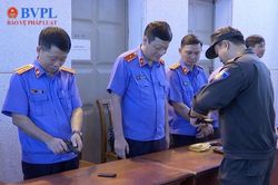Điều tra viên Cơ quan điều tra VKSND tối cao thực hành kỹ năng sử dụng súng quân dụng