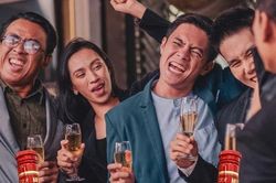 Bị sếp ép đấu rượu, nhân viên cố uống và kết quả bi thảm
