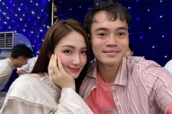 Xây xong biệt thự, Văn Toàn bỗng đăng ảnh thân mật cùng 1 cô gái 'tạo scandal'