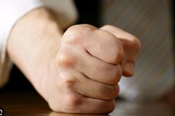 Cưới nửa năm vợ đã tiêu sạch tiền tiết kiệm, biết tiền đổ về đâu anh chồng liền nổi điên