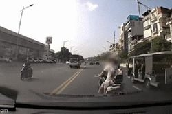 Người đàn ông 2 lần chặn đầu ô tô giữa phố Hà Nội, hành vi sau đó gây bức xúc
