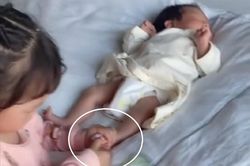 Bé gái lôi đứa em lọt lòng ra làm nail khiến người mẹ bất lực