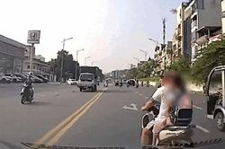 Ngán ngẩm cảnh người đàn ông đi xe máy hùng hổ chặn đầu ô tô trên phố Hà Nội