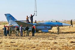 Tiêm kích F-16 của hải quân Mỹ gặp nạn, phi công cố cứu máy bay thay vì nhảy dù