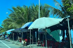 Nhếch nhác lều quán ở Khu du lịch Hải Tiến Thanh Hóa