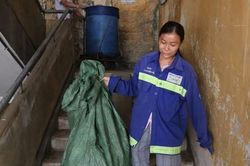 Theo chân nữ lao công ngày đi gom rác, tối hát phòng trà ở TPHCM