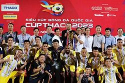 Khoảnh khắc Đông Á Thanh Hóa lần thứ hai nâng Siêu cúp Bóng đá Quốc gia