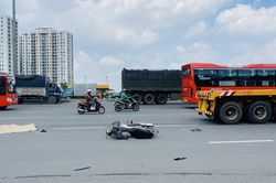 Va chạm với xe container, người đàn ông đi xe máy tử vong