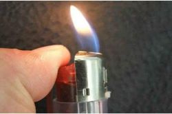 Lái xe vi phạm nồng độ cồn gây áp lực với Cảnh sát giao thông bằng xăng và bật lửa