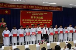 Bồi dưỡng kiến thức quốc phòng và an ninh cho chức sắc, chức việc các tôn giáo