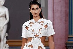 Valentino giải phóng cơ thể phụ nữ