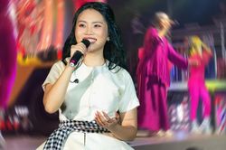 Phương Mỹ Chi là nữ ca sĩ duy nhất của Vpop dám làm điều này khi diễn trong bar?