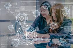 Đi từng ngõ, gõ từng nhà, hướng dẫn từng người sử dụng dịch vụ trên môi trường số