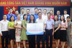 Trao 50 bộ máy tính cho ngành giáo dục huyện Bát Xát