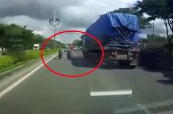 Xe đầu kéo đang chạy bỗng văng 2 bánh ra đường