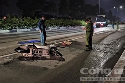 Xe máy ngã xuống đường, một người văng vào gầm xe tải bị cán tử vong
