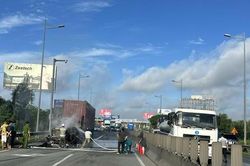 Xe container bốc cháy trên cao tốc TP Hồ Chí Minh - Long Thành - Dầu Giây