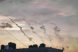 Israel hứng rocket, bị nhiều tay súng từ Dải Gaza xâm nhập