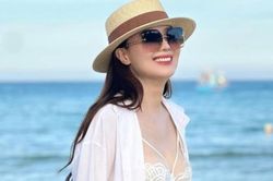Hồng Diễm tạo dáng cuốn hút trước biển, Thu Hà 'lá ngọc cành vàng' gợi cảm tuổi 54