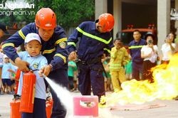 Học sinh Nghệ An hào hứng tham gia thực hành chữa cháy và cứu nạn cứu hộ