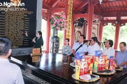 Đoàn đại biểu Hội Nhà báo Việt Nam và các tỉnh khu vực miền Trung - Tây Nguyên dâng hoa, dâng hương tại Khu Di tích lịch sử Quốc gia Truông Bồn