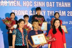 Trường THPT dân tộc nội trú tỉnh khen thưởng giáo viên, học sinh đạt điểm cao tại các kỳ thi