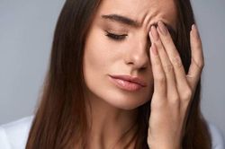 Thịt giật liên tục ở mắt, miệng, mặt, bắp tay chân, đùi... là điềm báo gì? Tốt hay xấu, có đáng lo không?