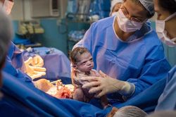 Bé sơ sinh 'gây bão' với khuôn mặt gắt gỏng lúc mới chào đời