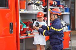 Đông đảo người dân trải nghiệm, thực hành chữa cháy và cứu nạn cứu hộ