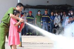 Đà Nẵng: Hàng trăm học sinh, sinh viên trải nghiệm kỹ năng chữa cháy
