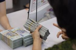 Tiền gửi tiết kiệm ùn ùn đổ vào, hệ thống ngân hàng đạt mức cao kỷ lục hơn 6,3 triệu tỷ đồng