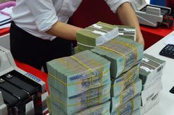 Tiền gửi vào hệ thống ngân hàng sụt giảm